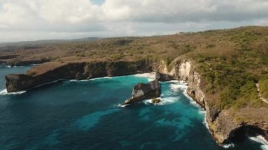 Nusa Penida, Bali, Endonezya 'da kayalıklar, deniz ve dalgalar
