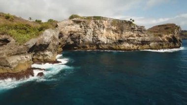 Deniz manzarası kayalıklarla, deniz ve dalgalar Nusa Penida, Bali, Endonezya