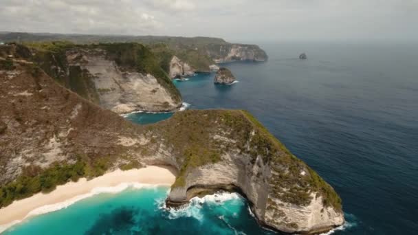 Rotsachtige klif met strand in de zee. Karang Dawa. — Stockvideo