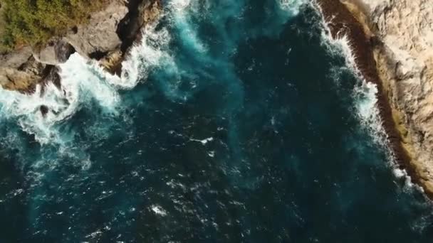 Морський пейзаж скель, море і хвилі в Нуса Пеніда, Балі, Індонезія — стокове відео