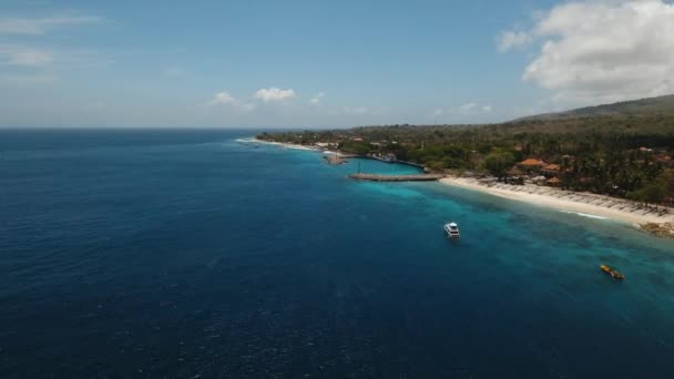 Вид с воздуха красивый пляж на тропическом острове. Нуса-Пенида, Бали, Индонезия . — стоковое видео