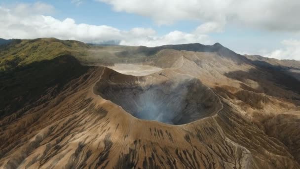 Vulcão ativo com uma cratera. Gunung Bromo, Jawa, Indonésia. — Vídeo de Stock