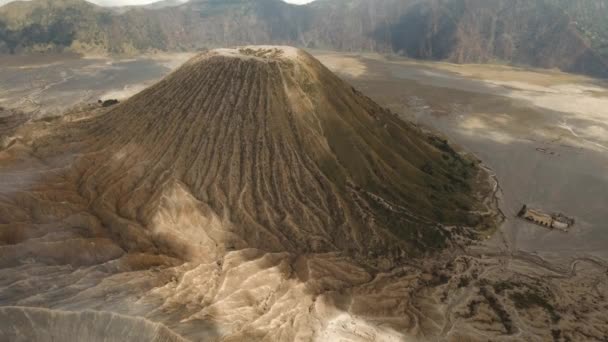 Vulcano con un cratere. Jawa, Indonesia . — Video Stock