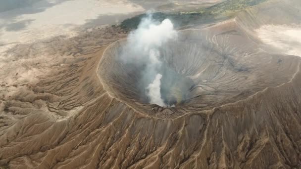 Aktiv vulkan med krater. Gunung Bromo, Jawa, Indonesien. — Stockvideo