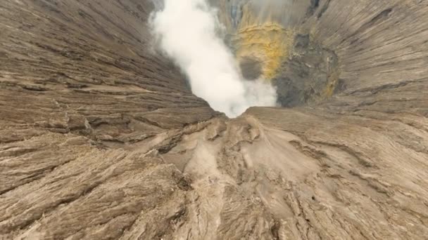 Aktiver Vulkan mit Krater. Gunung Bromo, Jawa, Indonesien. — Stockvideo