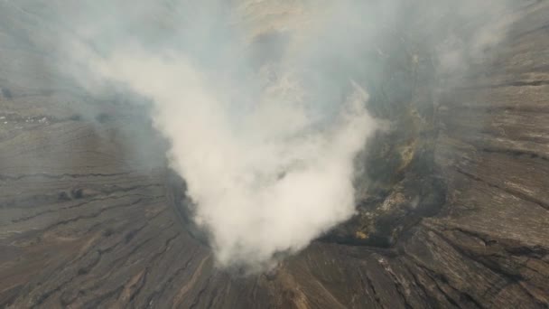 Vulcano attivo con un cratere. Gunung Bromo, Jawa, Indonesia. — Video Stock