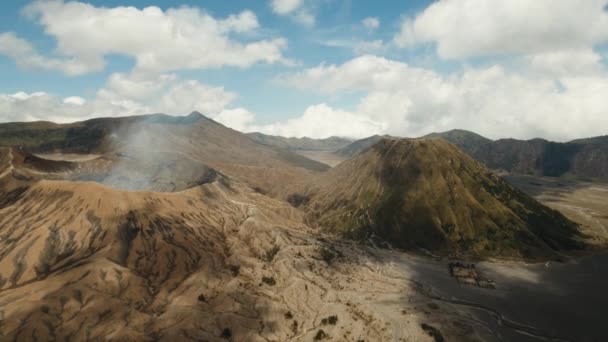 Aktywny wulkan z kraterem. Gunung Bromo, Jawa, Indonezja. — Wideo stockowe
