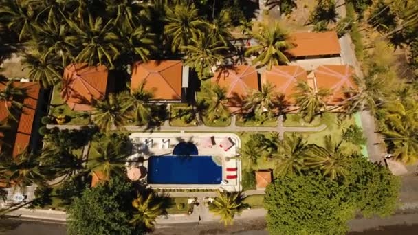 해변에 있는 수영장과 함께 호텔, 발리. — 비디오