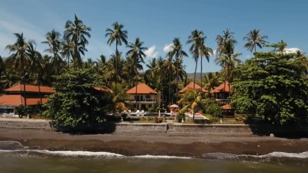 Hotel met zwembad aan de kust van Bali. — Stockvideo