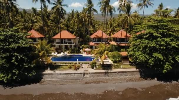 Hotel met zwembad aan de kust van Bali. — Stockvideo