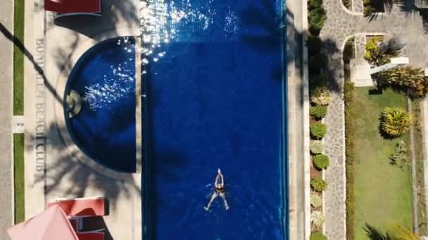 Mädchen schwimmt im Pool. — Stockvideo