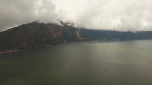 Lake in de krater van de vulkaan. Batur, Bali — Stockvideo