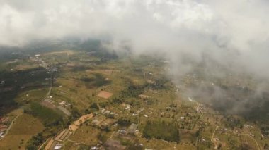Vadi ve köy Bali, Endonezya ile dağ manzarası