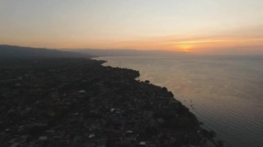 Deniz kıyısında günbatımı. Bali, Amed, Endonezya.