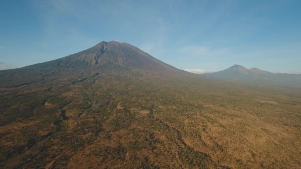 Volcán activo Gunung Agung en Bali, Indonesia. — Vídeos de Stock