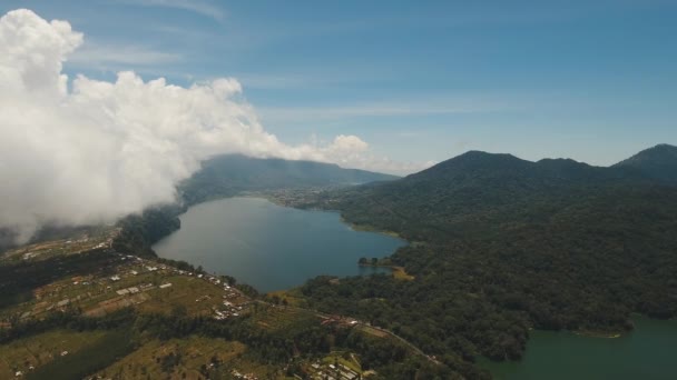 Λίμνη στα βουνά, το νησί Μπαλί, Ινδονησία. — Αρχείο Βίντεο