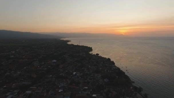 Захід сонця на узбережжі моря. Балі, Індонезія, Amed. — стокове відео