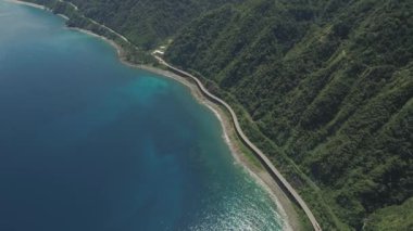 Denizin kenarında viyadük otoyolda. Filipinler, Luzon