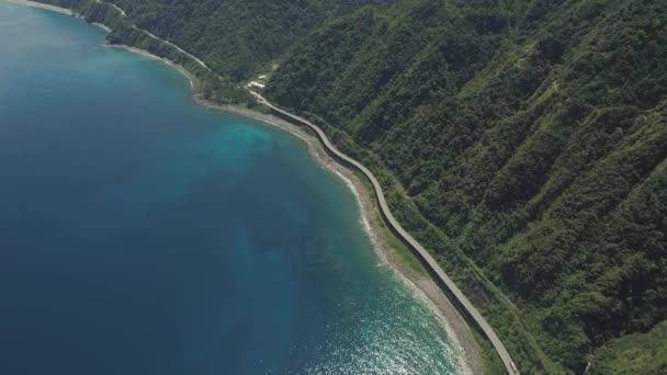 Autopista en el viaducto junto al mar. Filipinas, Luzón — Vídeo de stock