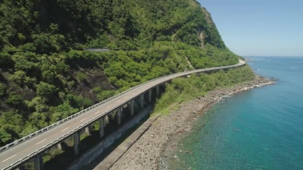 Autopista en el viaducto junto al mar. Filipinas, Luzón — Vídeo de stock