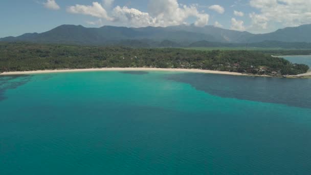 Meereslandschaft mit Strand und Meer. Philippinen, Luzon. — Stockvideo