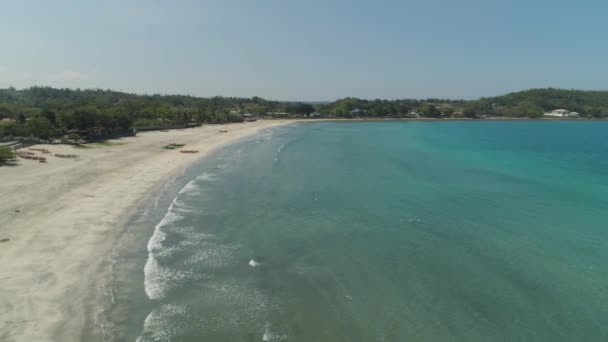 Красивий пляж з білим піском . — стокове відео