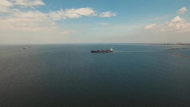 Грузовые корабли в бухте Манила — стоковое видео