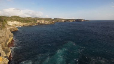 Deniz manzarası kayalıklarla, deniz ve dalgalar Nusa Penida, Bali, Endonezya