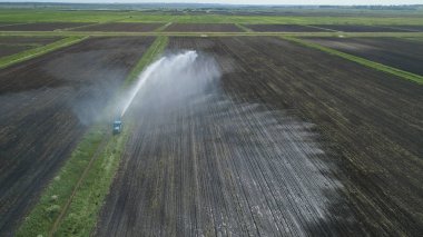 Tarım arazisindeki sulama sistemi.