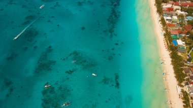 Tropikal adada hava manzaralı güzel bir plaj. Filipinler Boracay Adası.