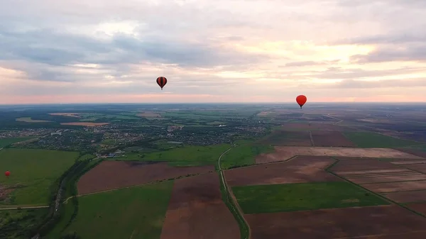 Sıcak hava balonları bir alanın üzerinde gökyüzünde. — Stok fotoğraf
