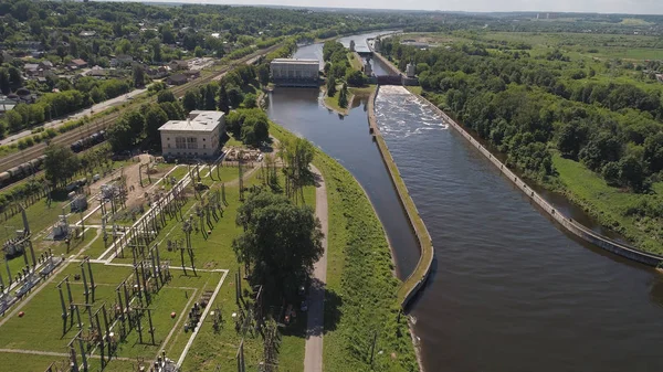 Gateway op de rivier. Sluisdeuren. — Stockfoto