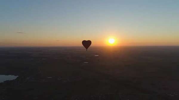 Hőlégballon alakú szív az égen — Stock Fotó