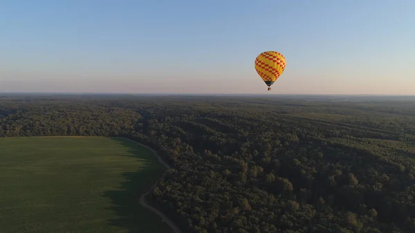 Heißluftballons am Himmel — Stockfoto