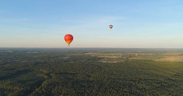 Sıcak hava balonları gökyüzünde