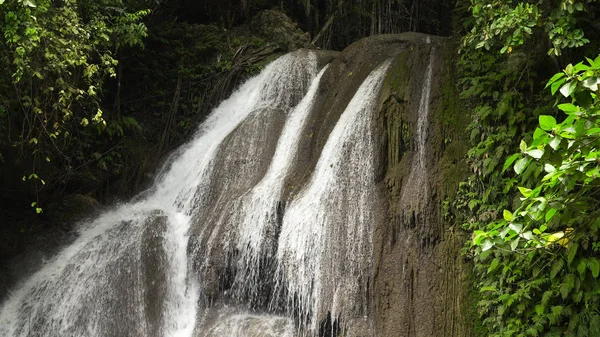 Wunderschöner tropischer Wasserfall. philippinische Bohol-Insel. — Stockfoto