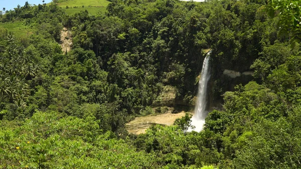 Wunderschöner tropischer Wasserfall. philippinische Bohol-Insel. — Stockfoto