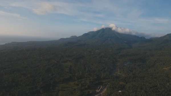 Berge mit tropischem Wald. Kamiguin-Inselphilippinen. — Stockfoto