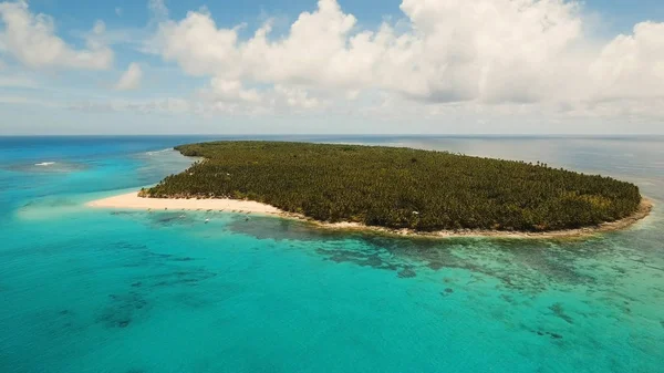 Vista aérea bela praia na ilha tropical. Ilha de Daco, Filipinas, Siargao . — Fotografia de Stock