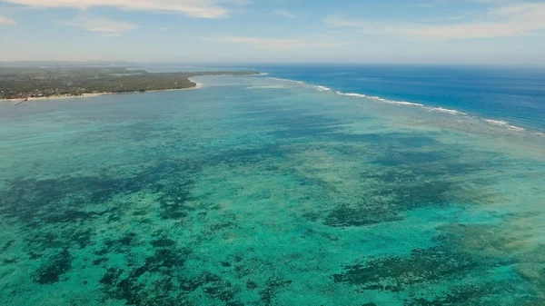 Tropik ada, plaj, kayalar ve dalgalar deniz manzarası. Siargao, Türkiye.