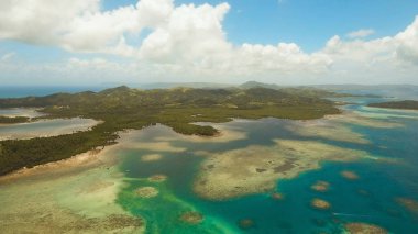 Havadan görünümü tropikal lagün, deniz, plaj. Tropik ada. Siargao, Türkiye.