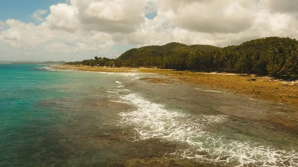 Vista aérea bela praia em uma ilha tropical. Filipinas, Siargao . — Fotografia de Stock