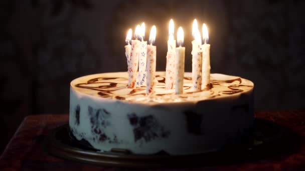 Pastel de cumpleaños con velas. — Vídeos de Stock