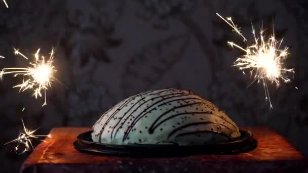 Kuchen mit Feuerwerk — Stockvideo