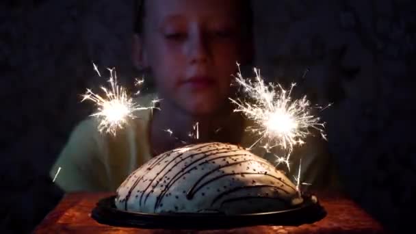 Mädchen und Kuchen mit Feuerwerk — Stockvideo