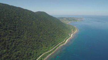 Dağ ve deniz manzara görünümünü.