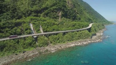 Denizin kenarında viyadük otoyolda. Filipinler, Luzon