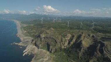 Yel değirmenli güneş çiftliği. Filipinler, Luzon