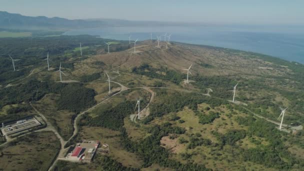 Solarpark mit Windrädern. Philippinen, Luzon — Stockvideo