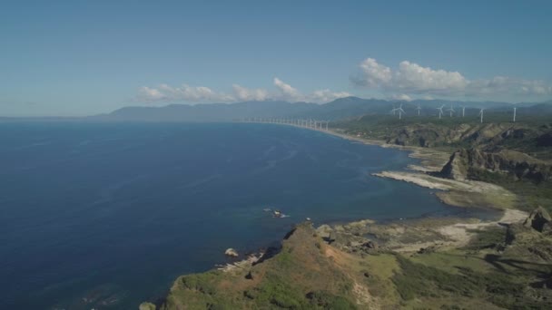 Granja solar con molinos de viento. Filipinas, Luzón — Vídeos de Stock